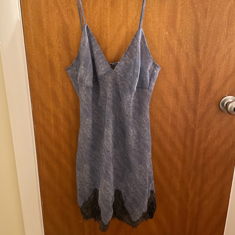 Savage X Fenty CHIFFON SLIP
COLOR: BLUE DENIM ON DENIM
SIZE: M